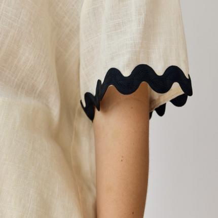 "Lia" SS Wave Hem Top